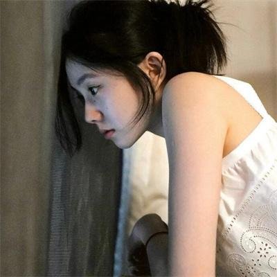 泳池里的女人
